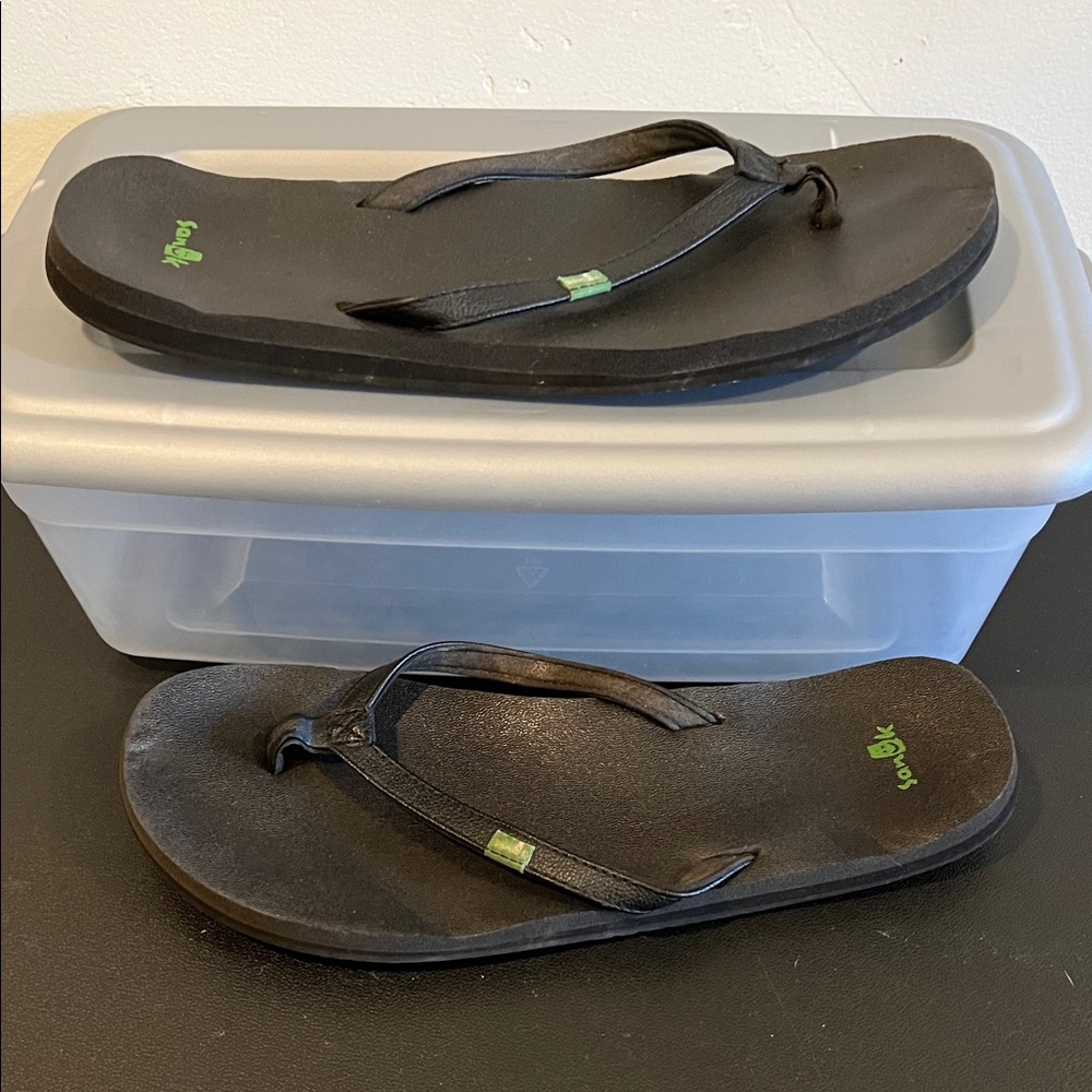 Sanuk Black Yoga Mat Sandals Size 9